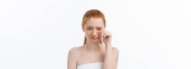 Üzgün ciddi genç kadın portre ile hayal kırıklığına yüz ifadesi... Kameraya bakarak beyaz zemin üzerine izole.