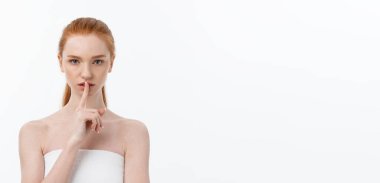 Kadın parmağını ağzına, sessiz sessizlik işareti, yüz güzellik ve cilt bakım gizli dudakları