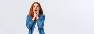 Aman Tanrım, inanılmaz. Şaşırmış, nutku tutulmuş, şok olmuş, yüzüne dokunan, yere bakan kameraya bakan, büyülenmiş, iş bulan, ödülü alan, beyaz arka planda duran,.