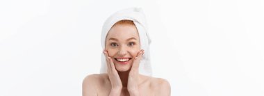 Banyo yaptıktan sonra kafasında havluyla beyaz arka planda izole edilmiş güzel bir kadın. Cilt Bakımı ve Spa TemasıName