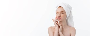 güzel model beyaz yüzünde kozmetik krem tedavisi uygulayarak