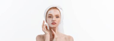 güzel model beyaz yüzünde kozmetik krem tedavisi uygulayarak