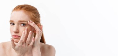 Genç caucsian kadın güzel yüzünde sivilce sıkarak.