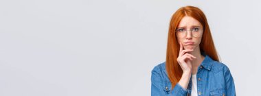 Tedirgin, kararsız, çekingen, tatlı kızıl saçlı kız gelecekte ne yapacağını bilmiyor, hangi üniversiteye gireceğine karar veriyor, seçim yapmakta zorlanıyor, somurtuyor ve kameraya kasvetli bakıyor..