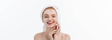 güzel model beyaz yüzünde kozmetik krem tedavisi uygulayarak