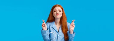 Yarışmayı kazanmaya hevesli bir kız, sınavdan önceki gece dilek tutuyor. Gece giysisi giyen kızıl saçlı genç kız öğrenci, gözlerini kapat ve şans dilemek için dua et..