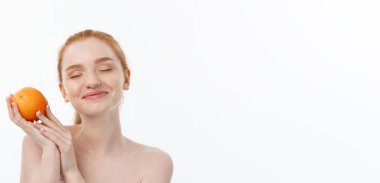 Portre ile izole bir portakal güzel kadın