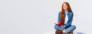 Hayalperest ve yaratıcı, çalışkan, kızıl saçlı, gözlüklü, ayakları çapraz oturan, dizüstü bilgisayarlarla çevrili, şiir yazan, düşünceli bir bayan öğrenci..