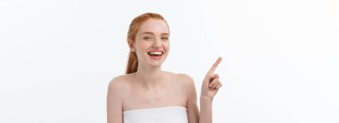 Güzellik Cilt Bakımı el ile kopya alanı gösteren genç bir kadın portresi