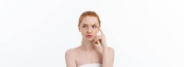 Güzel, taze, sağlıklı ve şehvetli kız beyaz arka plan üzerinde yakın çekim portresi.