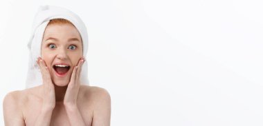 Banyo yaptıktan sonra kafasında havluyla beyaz arka planda izole edilmiş güzel bir kadın. Cilt Bakımı ve Spa TemasıName