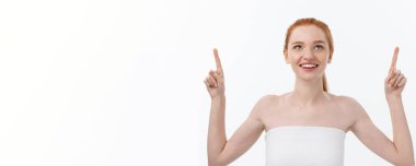 Genç Kızıl saçlı kadın, gösterilen kopya boşluk duvar reklam içeriğiniz için ilginç bir şey mükemmel çilli deri portresi