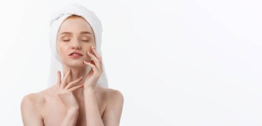 güzel model beyaz yüzünde kozmetik krem tedavisi uygulayarak