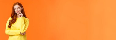 Gizemli ve zeki kızıl saçlı yaratıcı kız arkadaş mükemmel bir plan hazırla, tatmin olmuş görün ve sağ üst köşeden sinsi sinsi bak, gülümse ve çene hattına dokun, mükemmel bir fikir, turuncu arka plan.