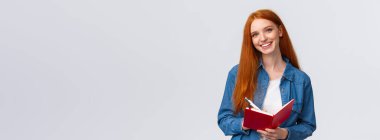 Karizmatik yetenekli, kızıl saçlı, ders çalışan, öğretmenden sonra not alan, günlüğüne yazan, beyaz arka planda neşeli duran karalamalar çizen kız öğrenci..