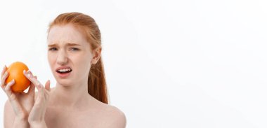 Turuncu yandan ciddi Cuacasian kadınla arka plan üzerinde izole et. Spa.