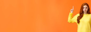 Üzgün, suratsız, tatlı, kızıl saçlı, ebeveynlerine yalvaran, kış tatillerinde hediye alan, yapışkan, somurtkan, kızıl kız arkadaş bir şey isteyen, işaret eden ve sevimli gözler yapan, kameraya bakan bir kız..