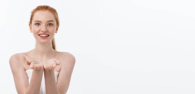 Cilt Bakımı güzellik kadın boş hurma ile kopya alanı ürün için gösterilen. Beyaz arka plan üzerinde izole heyecanlı gülümseyen Kafkas kadın güzelliğinin modeli