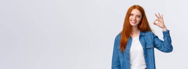 Takım çalışması, iletişim ve insan konsepti. Destekleyici bir bayan takım üyesi, kız arkadaşı iyi bir hareket sergiliyor ve onaylayarak gülümsüyor, katılıyorum ya da onun gibi bir şey, beyaz arka plan.