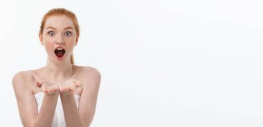 Cilt Bakımı güzellik kadın boş hurma ile kopya alanı ürün için gösterilen. Beyaz arka plan üzerinde izole heyecanlı gülümseyen Kafkas kadın güzelliğinin modeli