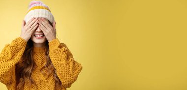 Yakın plan stüdyo çekimi. Güzel bir kız. Sürpriz basın avuçlarını bekliyor. Gizli hediyeyi beklerken gülümsüyor, eğleniyor..