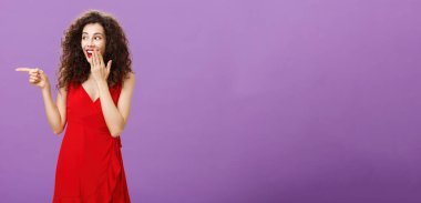 Kız sakar adama gülüyor. Partide hata yaparken gülümseme, avuçlarını dikme, solu işaret etme, kız arkadaşlarla dedikodu yaparken mor duvarın üzerinde zarif kırmızı elbiseler içinde neşeli bir şekilde dikilme..