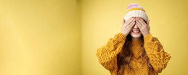 Yakın plan stüdyo çekimi. Güzel bir kız. Sürpriz basın avuçlarını bekliyor. Gizli hediyeyi beklerken gülümsüyor, eğleniyor..