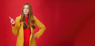 Üzgün ve kasvetli, 20 'li yaşlarda, sarı ceketli, beline sarılan, somurtan, sol üst köşeye bakan, pişmanlık ve kederle bakan bir kız..