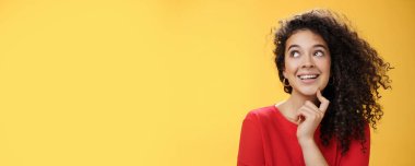 Hayalperest kız varsayımlarda bulunuyor. Noel hediyesi olarak, sol üst köşede meraklı ve mutlu görünüyor. Düşünüyor, dokunuyor, çenesine dokunuyor.