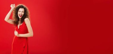 Zengin kadın dans pistinde sorunlarını unutuyor. Zarif, zarif, genç Avrupalı bir kadın model. Şık bir gece elbisesi içinde. Müziğin ritmine ayak uyduruyor.