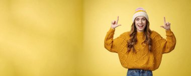 Heyecanlı, yakışıklı, güzel, beyaz, kıvırcık saçlı, şık saçlı, şık şapkalı, geniş gözlü, şaşkın, işaret parmaklarını kaldırarak terfiyi işaret eden, alışverişe hazır, heyecanlı bir kadın..