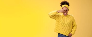 Sevimli, tutkulu, mutlu, gülümseyen Afro-Amerikan. Milenyum kızı, gözlerini yüzüne sakla parmaklarının arasından bak neşe içinde sırıtarak, gördüklerinin tadını çıkar artık seni şaşırtan bir şey görmek istemiyorum..