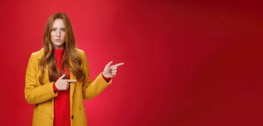 Yaşam tarzı. Kızgın ve gücenmiş, sarı ceketli, hayal kırıklığına uğramış kızıl saçlı, kaşlarını çatmış, kameraya sert ve ciddi bakan, nefret ve saldırganlıkla dolu bir kadın.