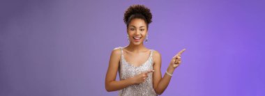 Güzel görünümlü, kendine güvenen, Afro-Amerikan bayan kulüp sahibi sol üst tarafı gösteren şık bir gece elbisesi giyiyor..