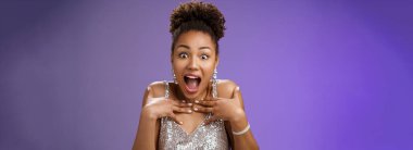 Yakın çekim şoke olmuş muhteşem afro-afro-amerikan kızı mükemmel bir sürprizle karşılandı. Şaşkınlıktan nutku tutuldu, nefes nefese kaldı, mavi arka plan heyecanlandı. Boşluğu kopyala