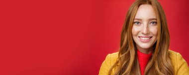 Umutlu, mutlu, 20 'li yaşlarda, sevimli çilli, mavi gözlü, sadık, heyecanlı bir ifadeyle gülümseyen, kırmızı arka planda büyük umutlar besleyen genç bir kız arkadaşın vesikalığı. Duygular