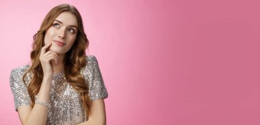 Hayalci, sevimli, çekici, aptal kadın. Hangi sırayla bakmaya karar veriyor. Düşünceli, dokunaklı, karar vermeyi düşünen, beyaz atlı prensi canlandıran, kaygısız, pembe arka planda gülümseyen..