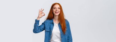 Belden yukarı, karizmatik, karizmatik bir kadın partide arkadaşlarıyla harika vakit geçiriyor. İyi bir jest yapıyor veya onaylıyor. Ürün, iyi bir servis, gülüyor ve gülümsüyor..