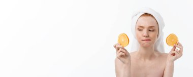 Büyük gıda sağlıklı bir yaşam tarzı için. Beyaz arka plan karşı turuncu ayakta parçası tutan güzel genç üstsüz kadın