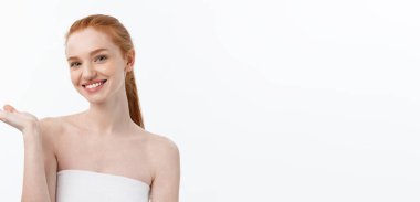 Mutlu güzel kız mutlu gülümseyerek ve göz stright gülüyor. Etkileyici yüz ifadeleri. Kozmetik ve Spa, cilt bakım modeli.