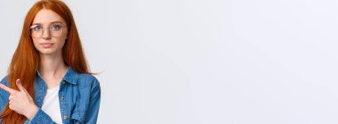 Yakın plan portre. Zeki ve kararlı genç bir kadın. Güçlü bir son seçim yapıyor..