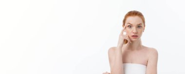 Güzel, taze, sağlıklı ve şehvetli kız beyaz arka plan üzerinde yakın çekim portresi.