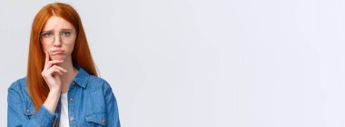 Tedirgin, kararsız, çekingen, tatlı kızıl saçlı kız gelecekte ne yapacağını bilmiyor, hangi üniversiteye gireceğine karar veriyor, seçim yapmakta zorlanıyor, somurtuyor ve kameraya kasvetli bakıyor..