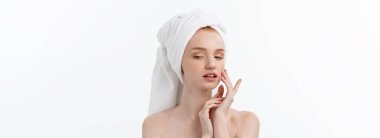 güzel model beyaz yüzünde kozmetik krem tedavisi uygulayarak