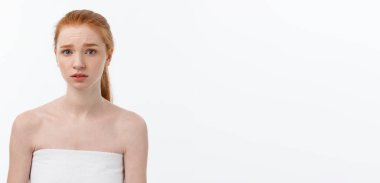 Üzgün ciddi genç kadın portre ile hayal kırıklığına yüz ifadesi... Kameraya bakarak beyaz zemin üzerine izole.