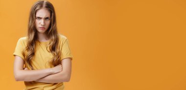 Şeytan gibi deli bir kız. Alnının altından kaşlarını çatarak ve kollarını göğsüne dayayarak kendini savunan, suçluyu küçümseyen kızgın ve gücenmiş genç kadının portresi..