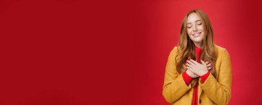 İçi ısınmış gibi hissediyor. Güzel, narin anıları, kapalı gözlerle hatırlamak gibi. Ve aptal bir gülümseme. El ele tutuşmak, ruha bastırmak, nostaljik görünmek ve kırmızı arka plana dokunmak..