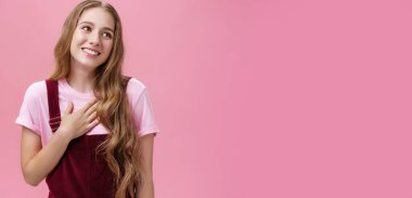 Kadife tulumlu sevimli beyaz gülüşü olan, göğsünde avuç içi tutan, iltifatlara minnettar bakışları olan sevimli, cana yakın bir kadının belden yumağı pozu. Vücut