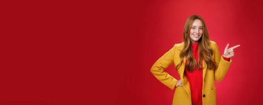 Yaşam tarzı. Şık ve kendine güvenen, sarı ceketli çilli, çekici bir kadın. Parmak tabancasıyla işaret ediyor. Kamera gibi sevinçle gülümsüyor.