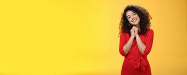 Seni çok seviyorum. Şefkatli ve aptal, kıvırcık saçlı, kırmızı elbiseli genç bir kadının portresi. Başlarını yan yana eğmiş, el ele tutuşmuş ve yürek ısıtan günah çıkarma anında dokunmuş bir gülümseme..